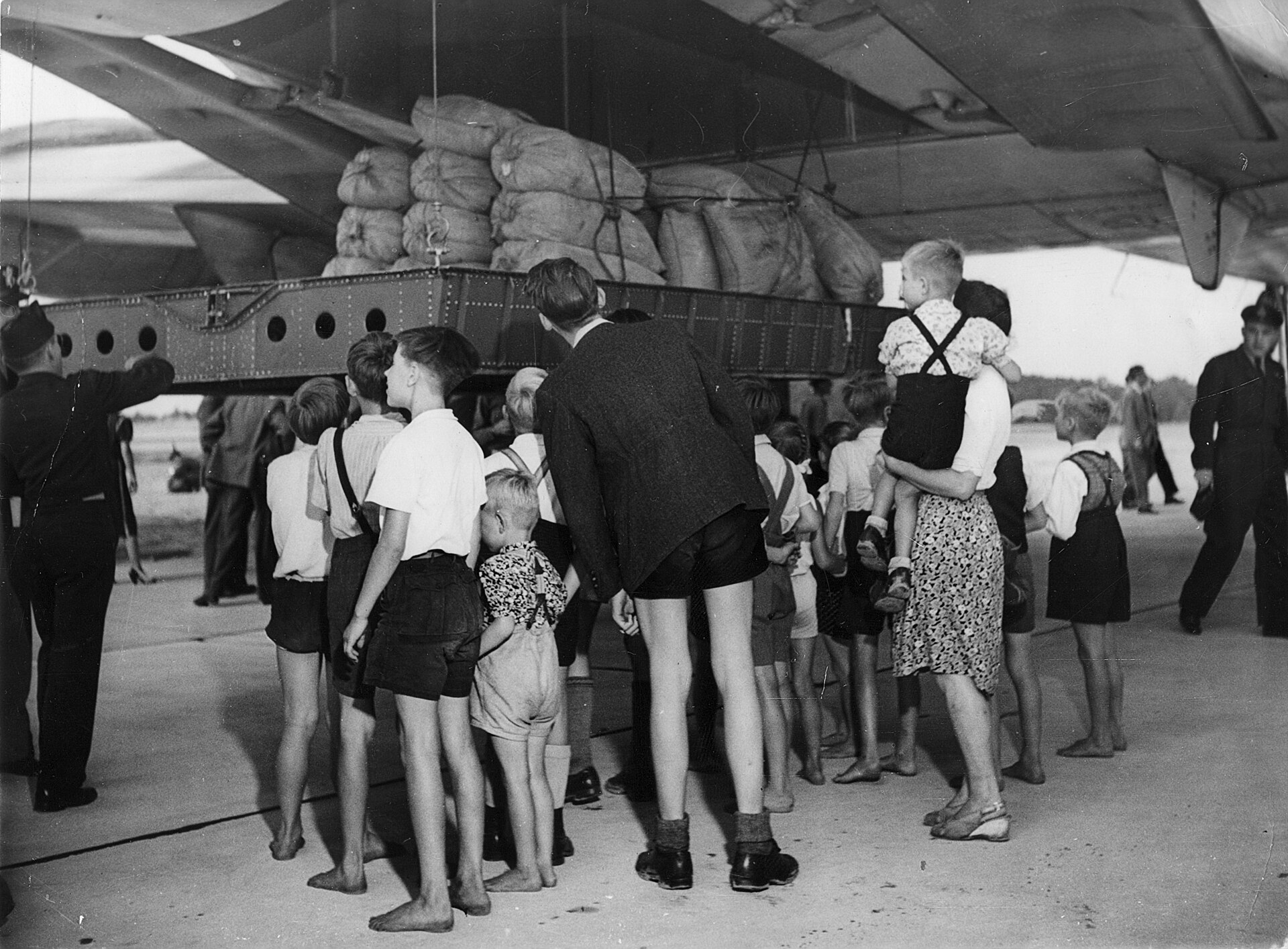 C-74 mit Mehl in Gatow