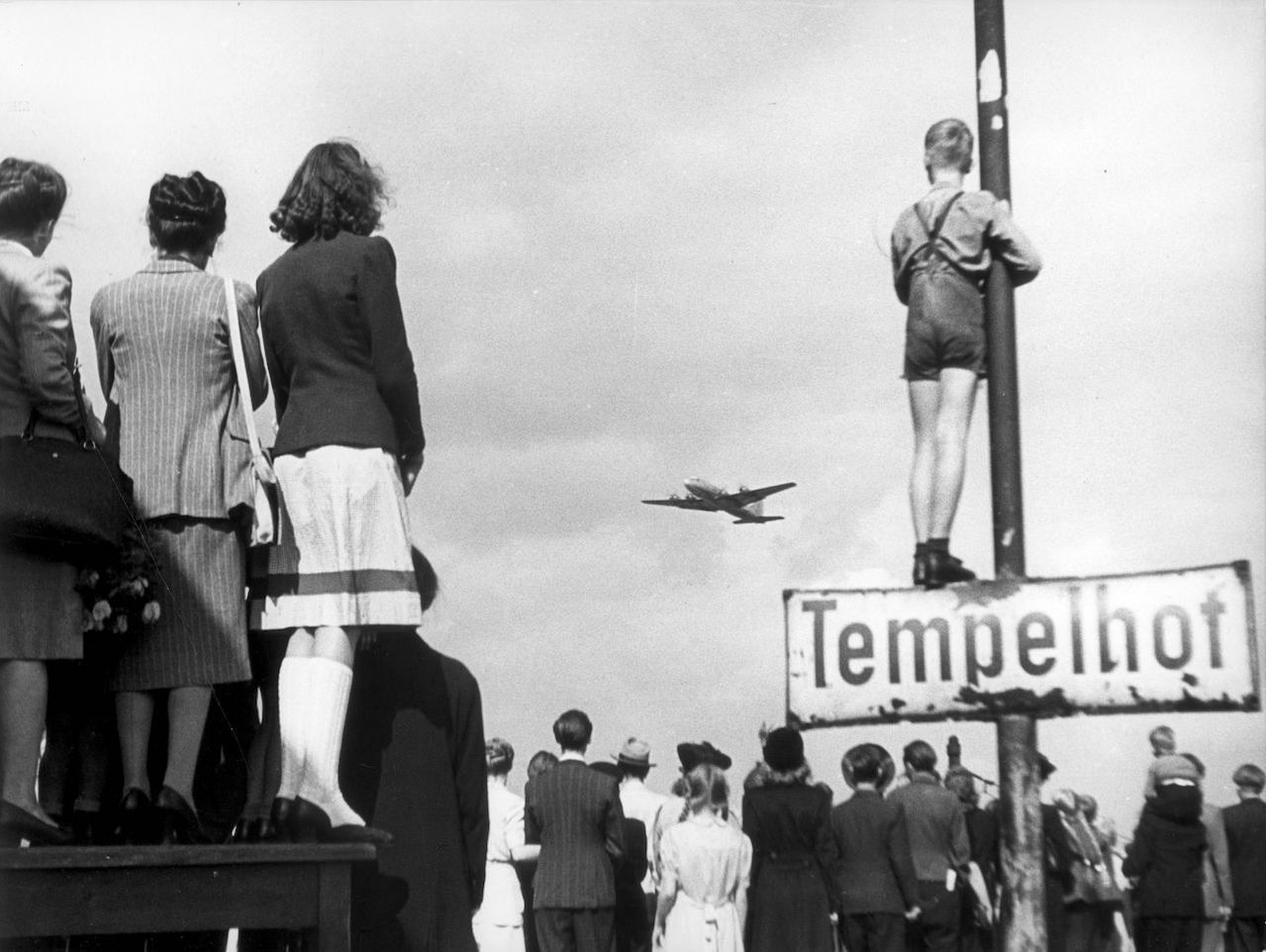Berliner beobachten eine Landung