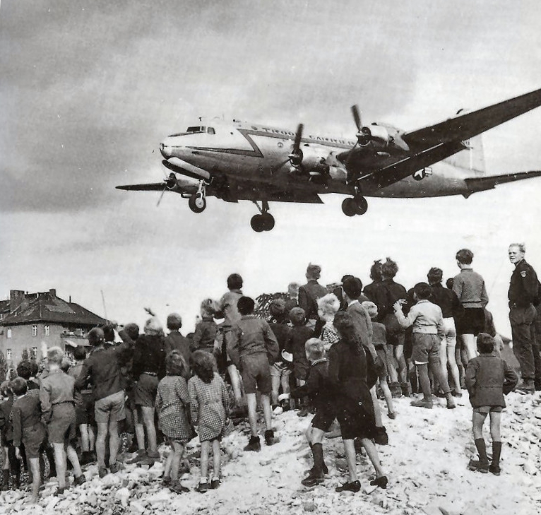 Kinder sehen eine C-54 landen