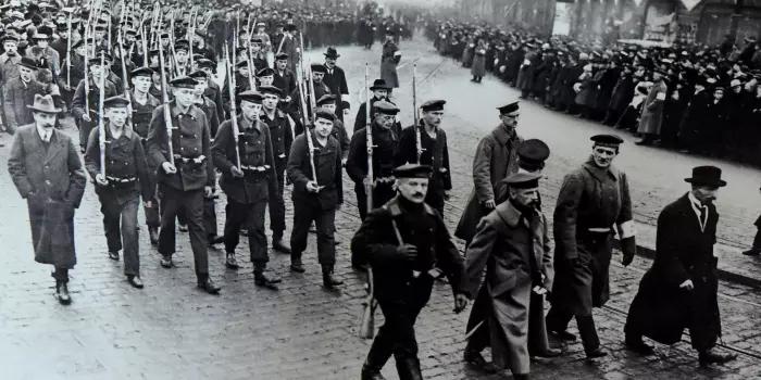 Trauerzug für acht Revolutionäre