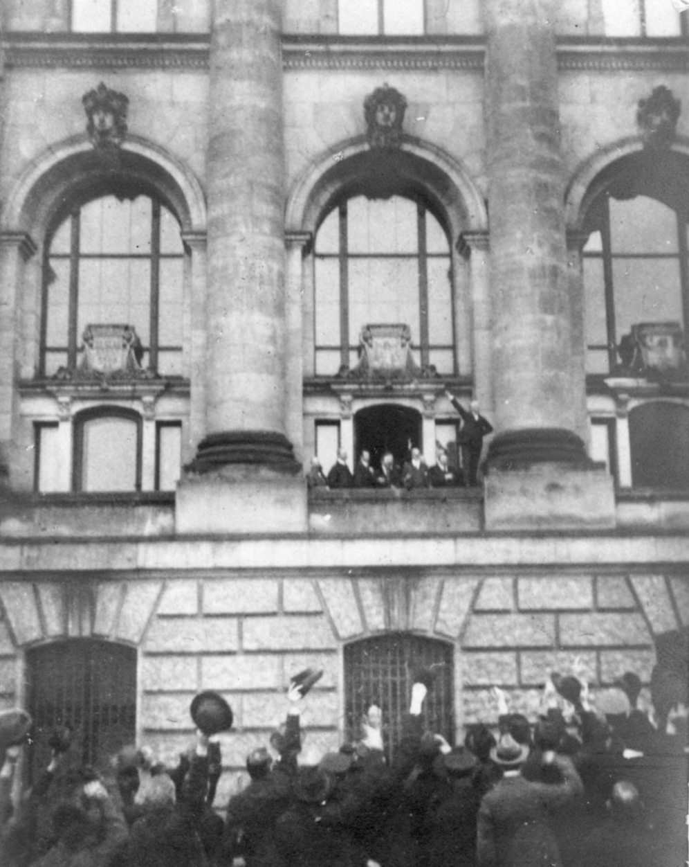 Menge vor dem Reichstag · Foto 1918