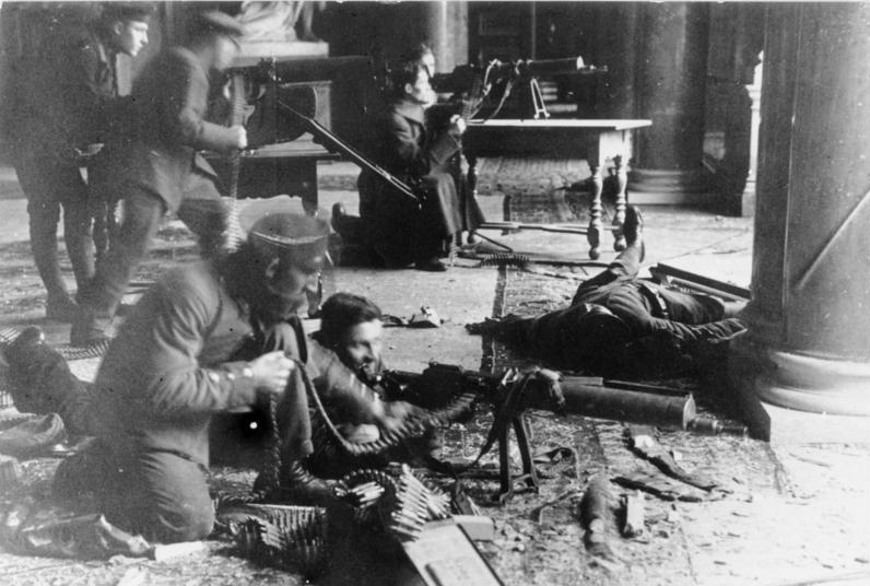 Soldaten mit Maschinengewehren