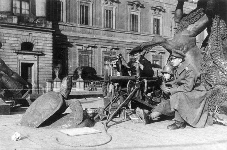 MG-Posten vor dem Schloss